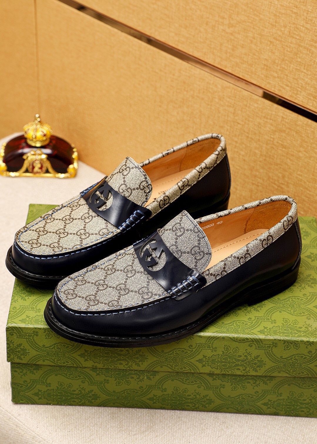 微商相册测试鞋子-Gucci Black Patent Monogram Loafers — front
